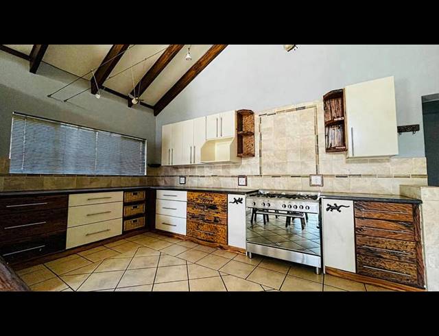 4 BEDROOM HOUSE FOR SALE IN GROOTFONTEIN